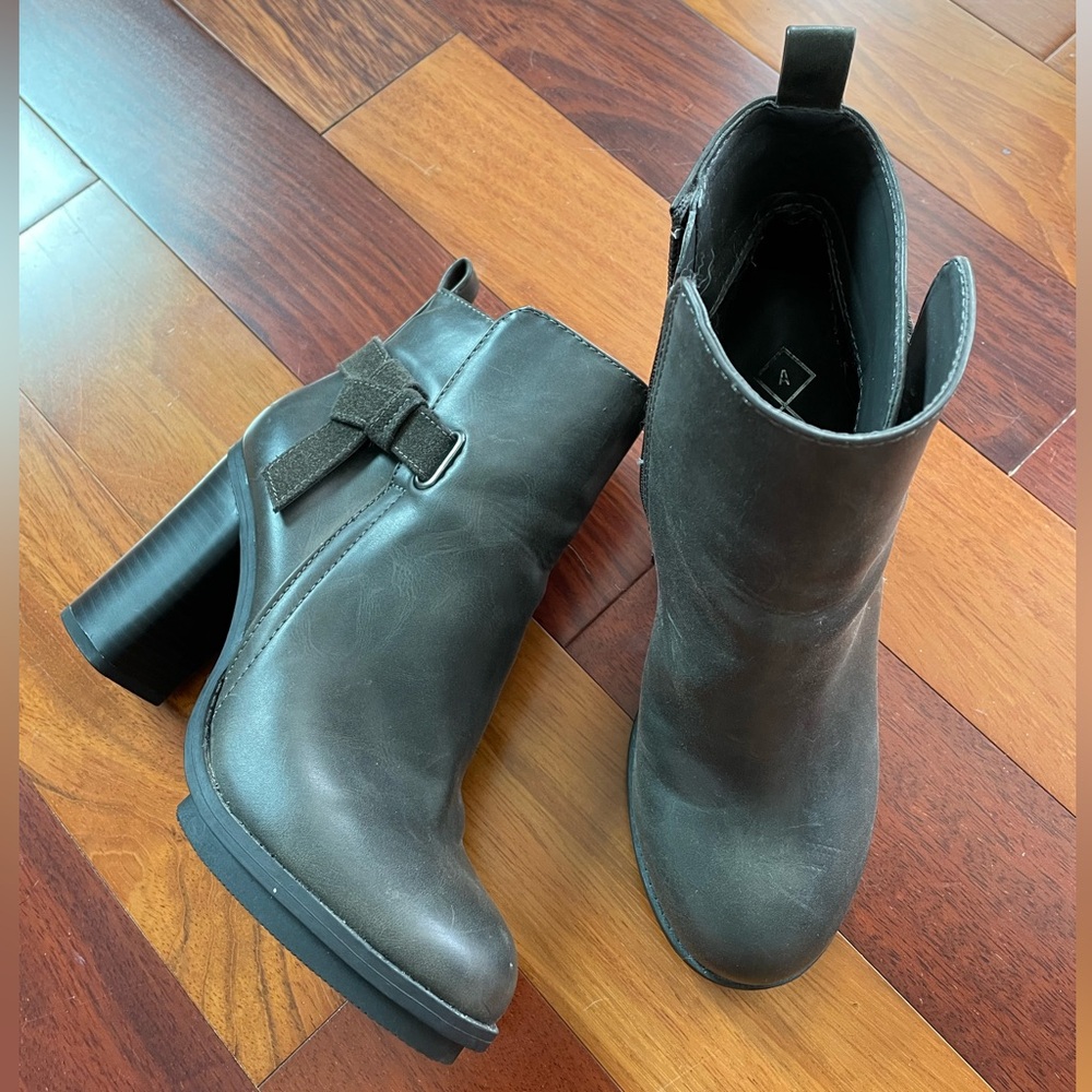 A+ Faux Leather Grey Zip Up Booties Size 7.5